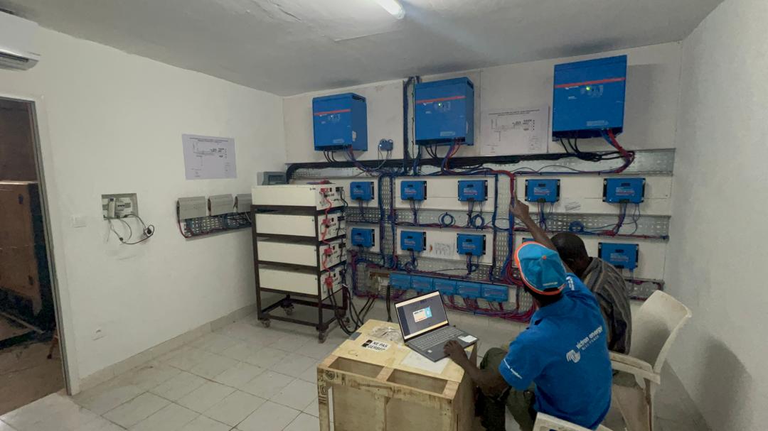 Adouna Bay : Victron Triphasé Batterie Lithium BSL