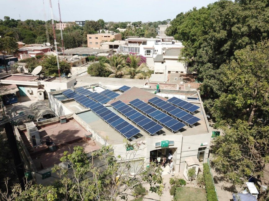 Centrale zéro injection SMA de 88 modules de 280 Wc produisant jusqu'à 126 kWh/jour. Agence bancaire à Thiès