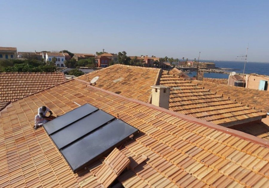 Collecteur solaire eau chaude 500 l. Maison d'hôte à Gorée Sénégal